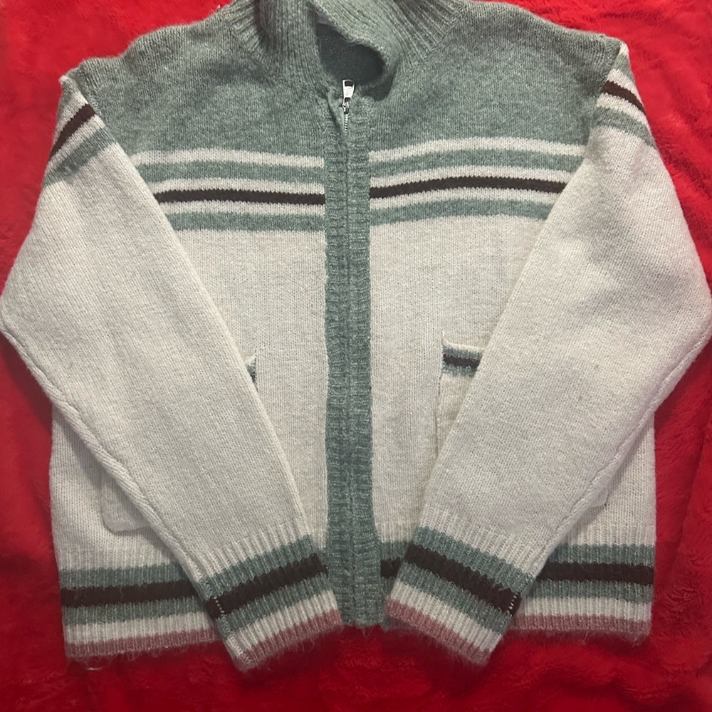 Cowgirl 🤠 Women’s Gray and White Striped Sweater